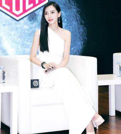 baby为显高真拼了！穿这么高的高跟脚踝受得了吗，一般人可不敢穿