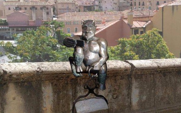 看傻眼！西班牙恶魔铜塑像因面目太友善，遭当地人投诉要求拆除！