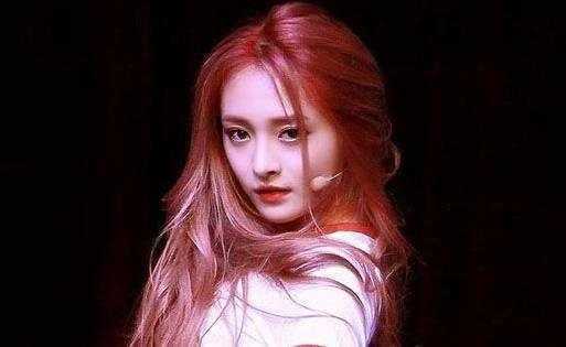 19岁周洁琼真大胆, 裙子全靠“两根绳子”撑着, 断了可就尴尬了!