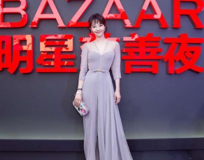 白百何厉害了 把项链缝在衣服上 网友: 离婚后就这么“疯狂”