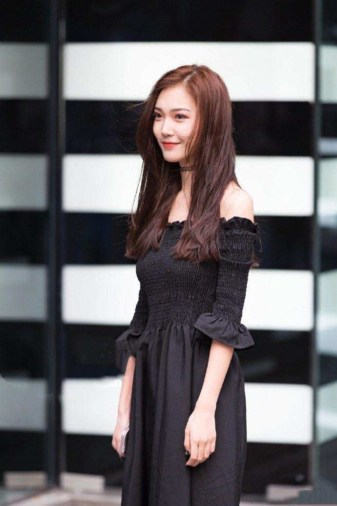 街拍：小姐姐穿上连衣裙非常漂亮, 气质满满, 女神范爆表呀