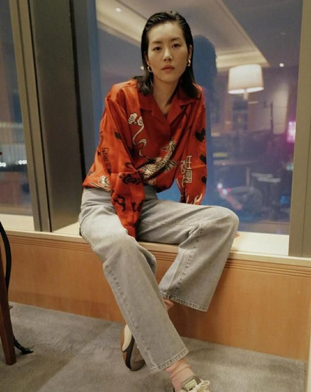  #搭配蓝色#刘雯的一周穿搭,真的怎么穿都不会出错?