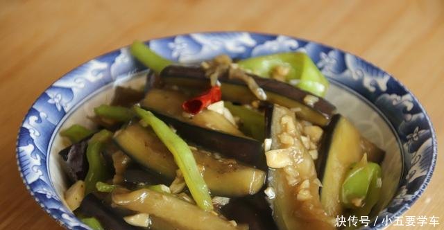  『辣椒』炒茄子时，直接下锅就大错特错，多加这一步，不费油，好吃不油腻！