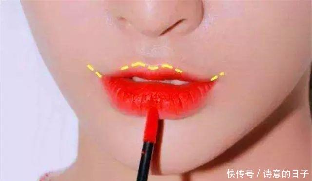  女生■涂口红时，最好避开4个“低级错误”，很多女生不懂，难怪老掉色