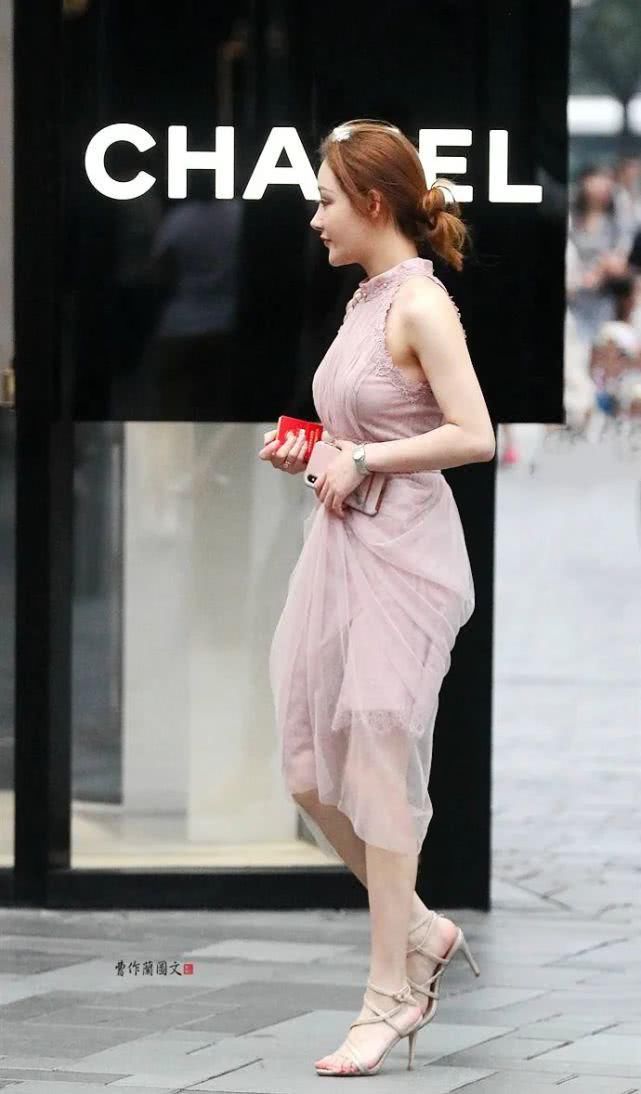  「美女」街拍：选择同色系搭配的美女