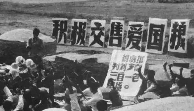 上世纪农村缴纳公粮真实老照片，公粮堆成山，农民肩挑背扛去送粮