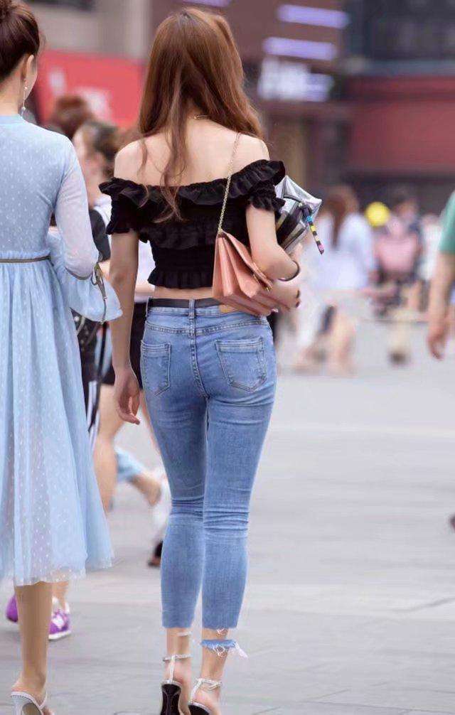 甜美姐妹花淑女裙PK紧身牛仔裤,时尚潮流的穿搭秀出青春时尚美