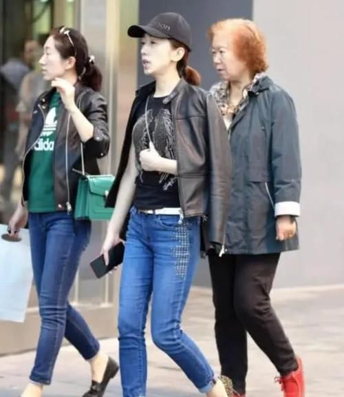  时尚：潮范儿女神来了，街拍：环肥燕瘦的美女，一件格子衬衫配牛仔短裤，青春活力气息