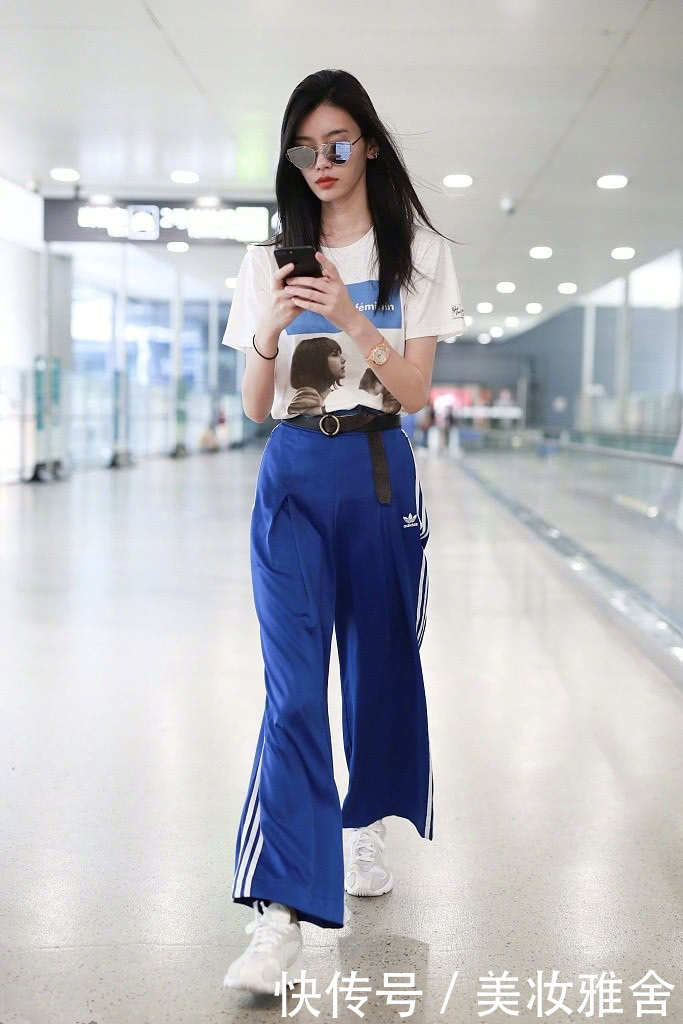 100斤不到的奚梦瑶穿运动裤现身，裤管还能再装下一个人！
