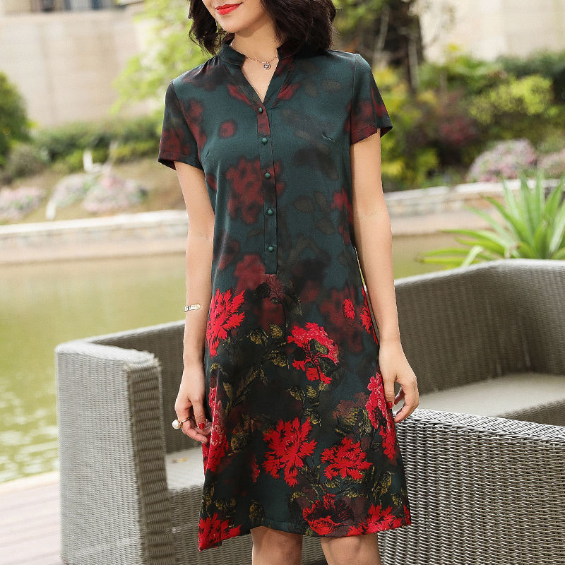 70后的我,出门从不穿太土,只穿高端蚕丝裙+平鞋,洋气又嫩美