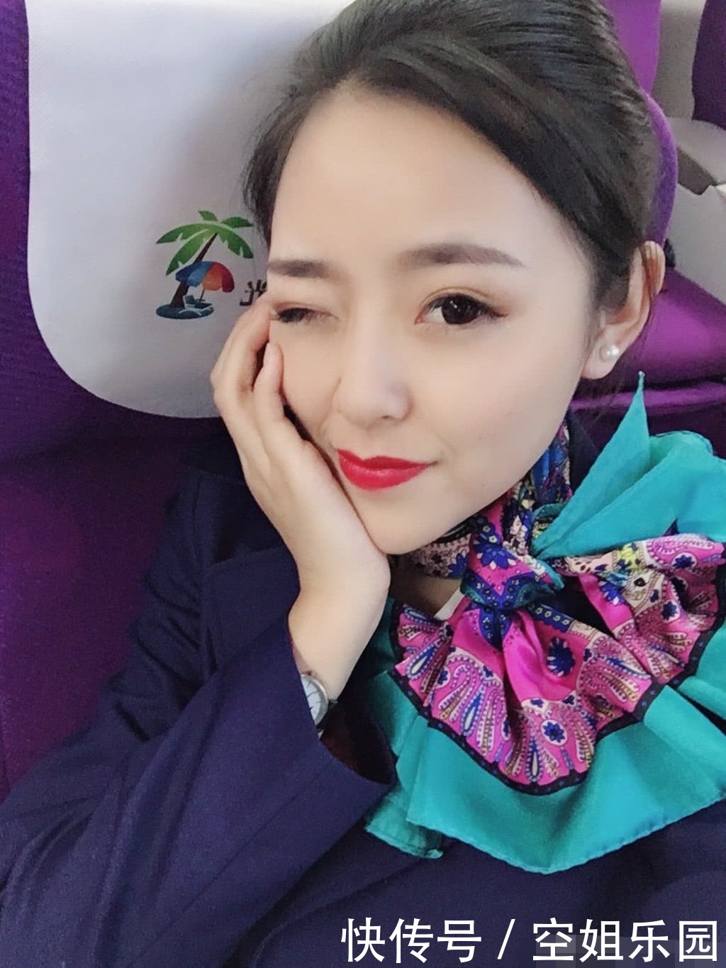 空姐为何“脖子”上系丝巾，最后一个原因，大多数人都想错了