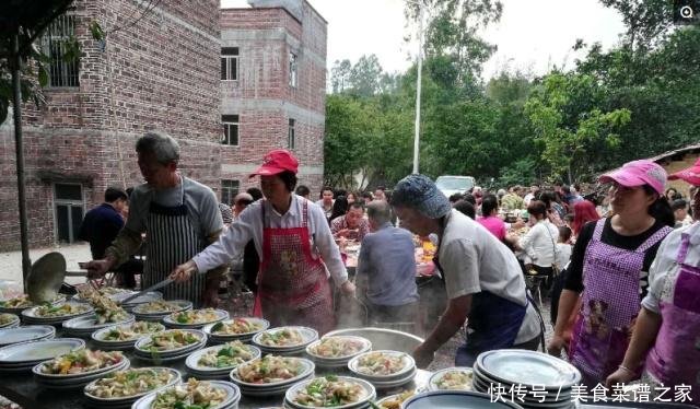 广东土豪摆50桌宴席请乡亲吃饭，老家穷得叮当响，不用礼金免费吃