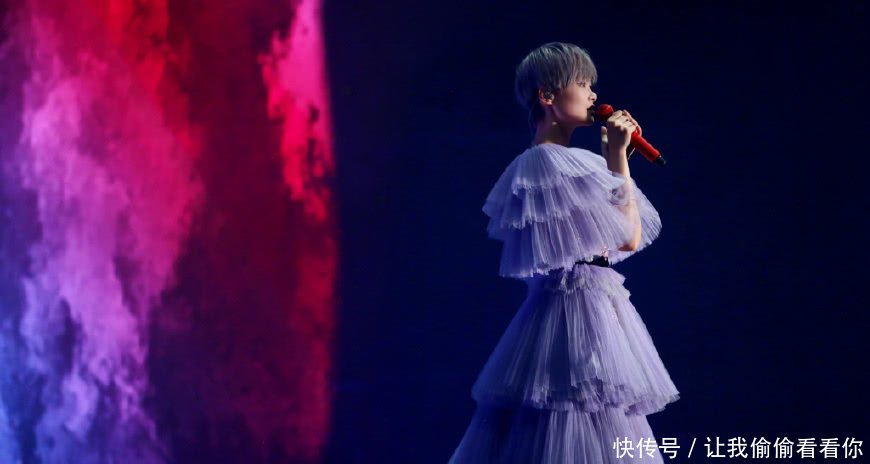 李宇春终于穿裙子了！身穿蛋糕裙高贵优雅，网友：总算有女人味了