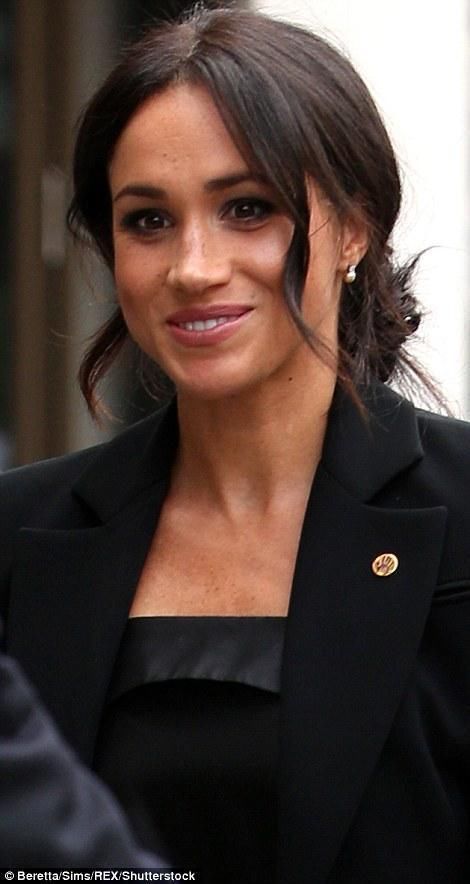 梅根终于不露腿！怎么又瘦了？4千块喇叭裤显大长腿，这钱花得值