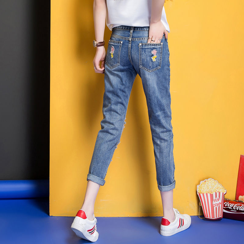 女生不要总穿裙子了，经典的牛仔裤百搭时尚，让你更有魅力