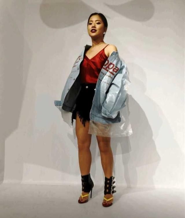 王菊“土味时尚”从未让人失望过！银发配校服的她真的只有25岁？