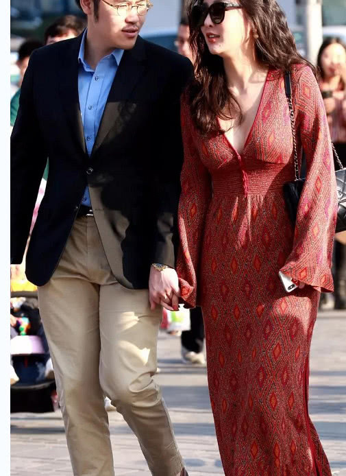 性感小姐姐身穿红色深V连衣裙，大露丰腴胸部，十分迷人，吸睛无