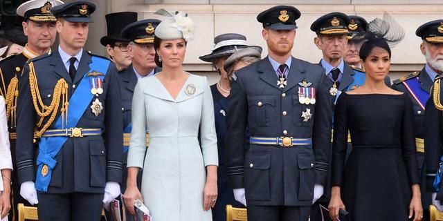 梅根王妃新婚一个月黑乌鸦着装力压彩虹女王，夏洛特公主鬼脸解围