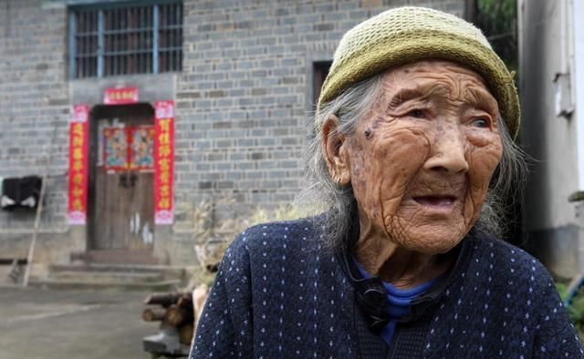 农村地区殡葬方式引热议，专家：推行火葬，老农：为何非得火葬！