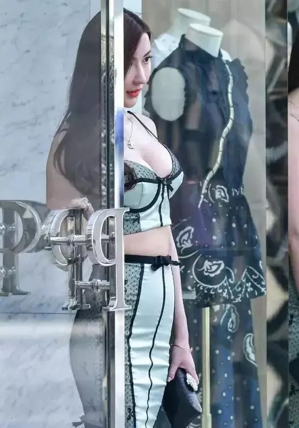 青绿低胸吊带衫搭配包臀裙，饱满双峰眼神迷离