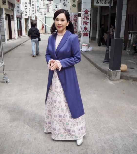 她曾被母亲逼着拍戏，如今被小8岁老公宠成公主，女人味儿十足！