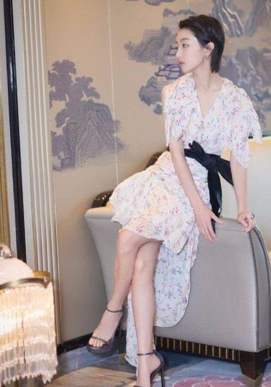 周冬雨身穿人字拖鞋,竟然这么矮!以前高跟鞋支撑走红毯