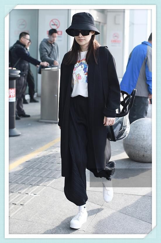 佘诗曼43岁，梅婷也43岁，二人穿一身黑，身材差距竟如此尴尬?