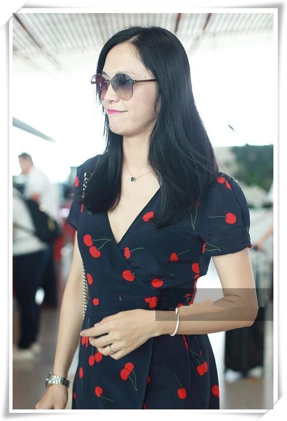 本以为姚晨穿“樱桃裙”够嫩的了，可看到李菲儿，我忍不住沉醉了