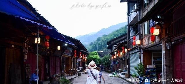 三面环水的古堡, 不通公路的古镇, 竟然没有一栋现代建筑