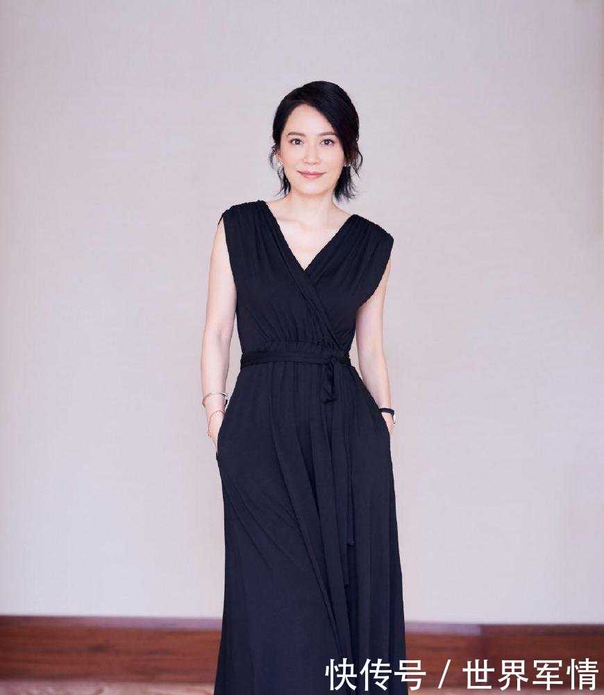 俞飞鸿红色皮衣“真空上阵”，表情高冷，网友：禁欲系女神