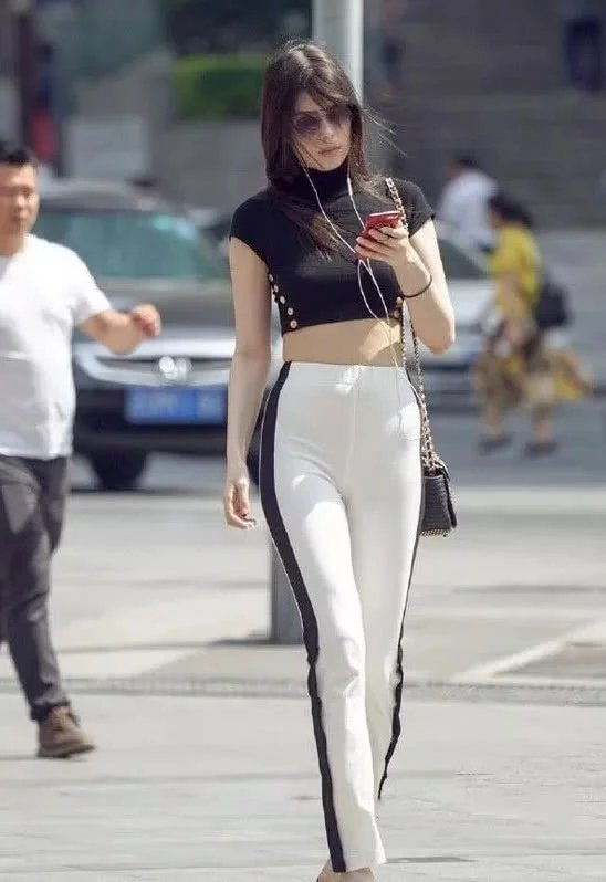 小姐姐在紧身服装下穿出火辣身材，瑜伽裤勾勒迷人曲线简直让人羡