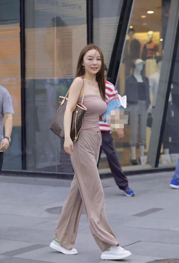 街拍:爱看书的美女，抹胸衣服却穿出了高贵