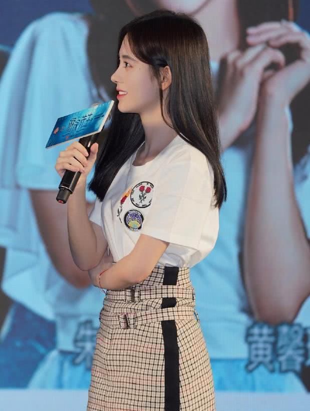 千年难得一遇的美女鞠倩伟，小蛮腰十分亮眼，网友：太漂亮！