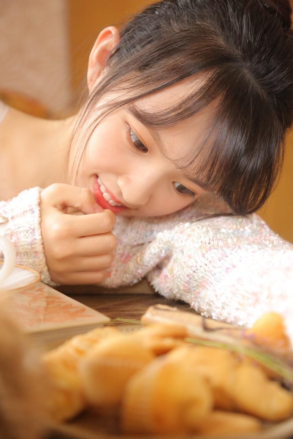 长腿美女小露香肩诱惑性感图片