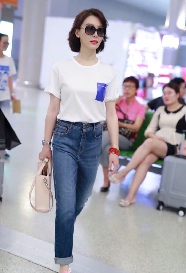 陈数这一身简直是女人的穿搭典范，确定不是董卿失散多年的姐妹?