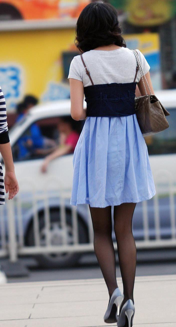 广顺西路街拍：连衣裙清秀妹子，粉嫩的肌肤，细长腿很是吸睛