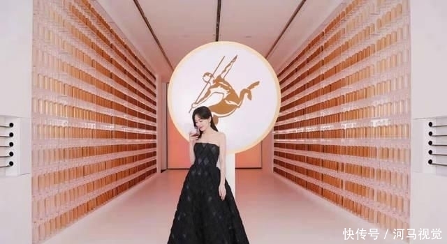 滤镜■穿丝绒抹胸裙秀香肩美腿，“白月光”果然不一般，秦岚自带滤镜美