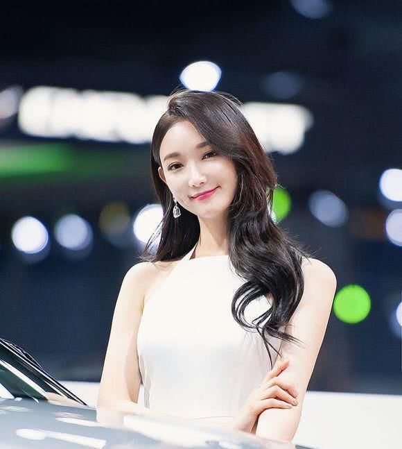  『气质』一条优雅的白色连衣裙，美女穿起来显气质，甜美又减龄