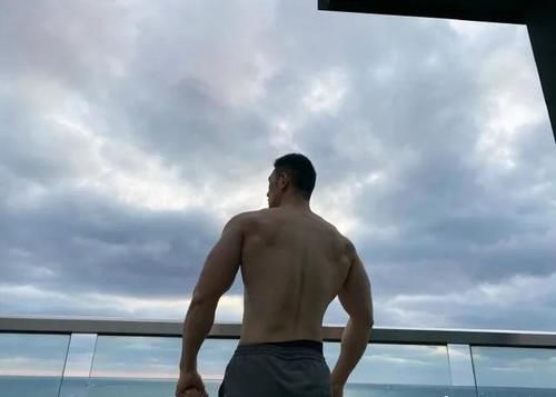 「洋火」193CM“肌肉版”杨洋火了，这颜值大长腿让网友不淡定了！