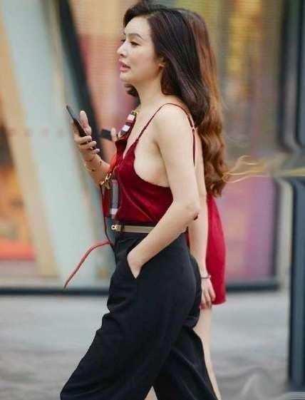 街拍美女:真空出行, 就是那么自信, 有魅力!