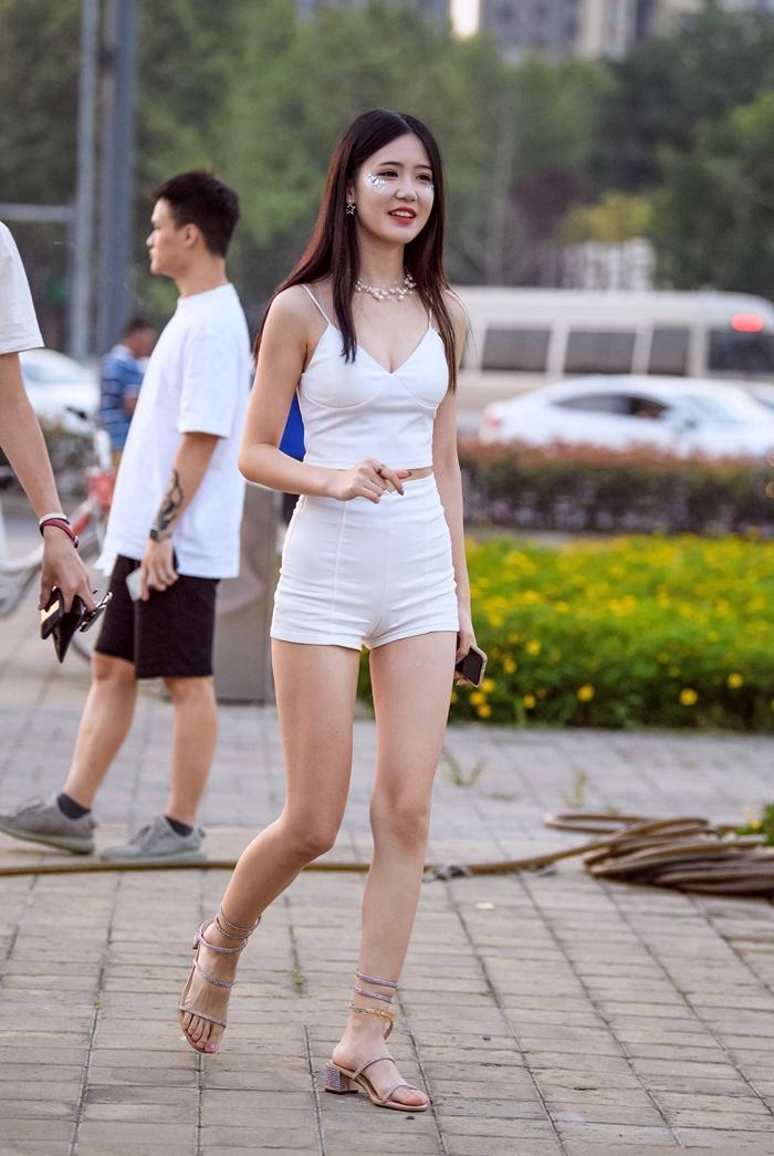 活泼漂亮的姑娘, 小性感穿搭, 高挑身材显得腰身太瘦了！