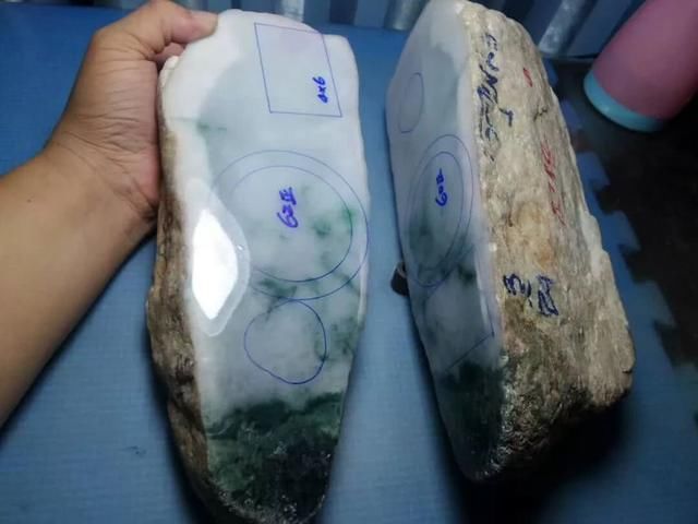 惊心动魄木那赌石，一刀切出8条飘花手镯，转手就卖100万！