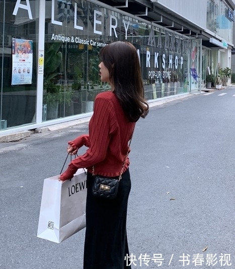  「红色」2020打底吊带裙不会搭怎么办？加一件红色针织小衫，更时尚不挑人