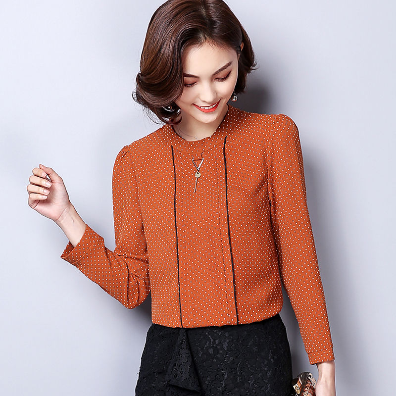 老婆一米55,但从不穿高跟鞋,穿这“小衫”+牛仔裤,显高到爆