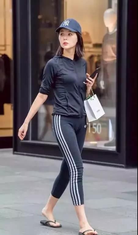 街拍: 丰满身材的小阿姨刚运动完, 这衣服怎么穿上的?