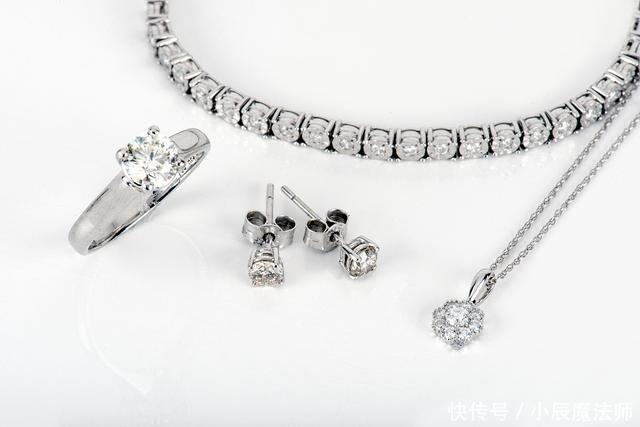 「气质」女人的不同年龄段戴什么首饰比较适合？（建议直接收藏！）