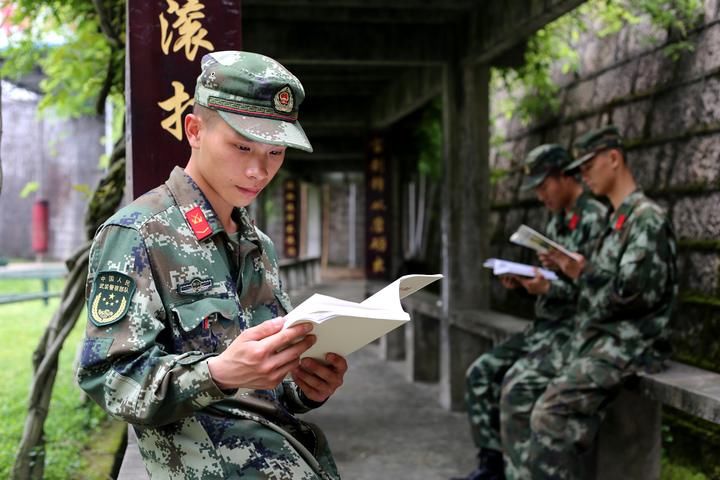 书香润警营 温州武警支队开展读书铸魂为打赢