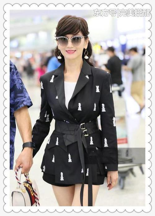 赵雅芝胆真大！63岁学27岁李沁穿西服裙，网友：看腿就输了！