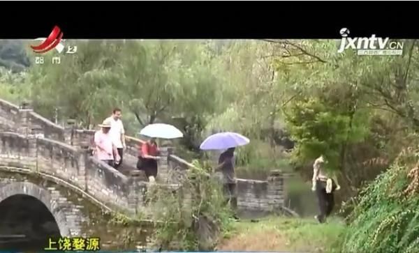 婺源：游客金镯掉湖中 工作人员打捞4天寻回 游客：真最美乡村