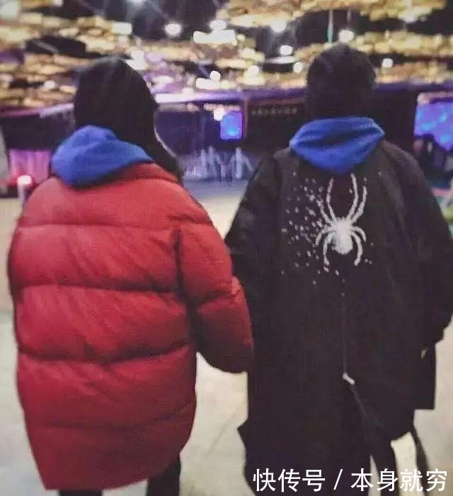 何炅穿越人群拥抱谢娜